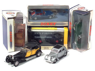 Lot 425 - DIVERS (7)