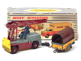 Lot 682 - DINKY TOYS (FRANCE) (3)