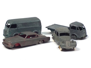 Lot 689 - DINKY TOYS (FRANCE) (4)