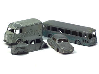 Lot 690 - DINKY TOYS (FRANCE) (4)