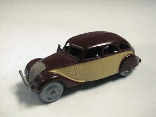 Lot 379 - DINKY TOYS (FRANCE) (1)