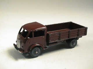 Lot 385 - DINKY TOYS (FRANCE) (1)