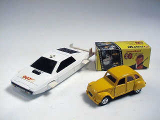 Lot 482 - CORGI  DIVERS (2)