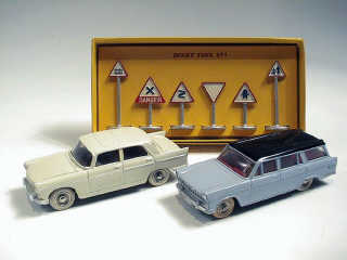 Lot 496 - DINKY TOYS (FRANCE) (3)