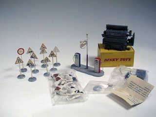 Lot 527 - DINKY TOYS FRANCE (3)