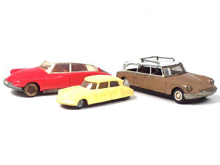 Lot 218 - DIVERS (3)