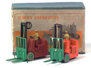 Lot 650 - DINKY TOYS (GB) (3)
