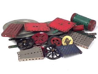 Lot 197 - MECCANO (1)