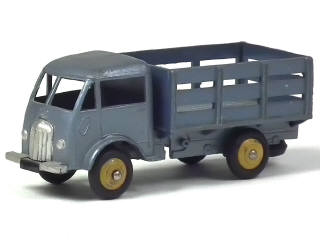 Lot 695 - DINKY TOYS (FRANCE) (1)