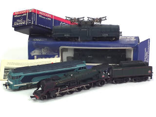 Lot 160 - DIVERS (3)