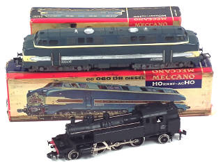 Lot 127 - HORNBY 'HO' (2)