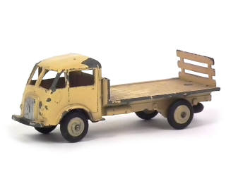 Lot 573 - DINKY TOYS (FRANCE) (1)