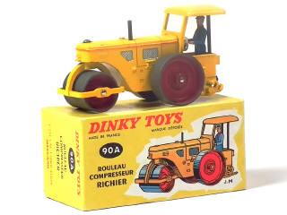 Lot 685 - DINKY TOYS (FRANCE) (1)