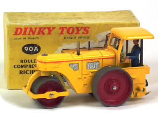 Lot 656 - DINKY TOYS (FRANCE) (1)