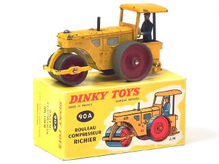 Lot 667 - DINKY TOYS (FRANCE) (1)