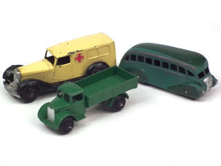 Lot 606 - DINKY TOYS (GB) (3)