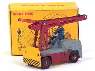 Lot 817 - DINKY TOYS (FRANCE) (1)