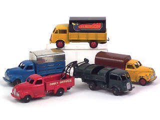 Lot 713 - DINKY TOYS (FRANCE) (5)