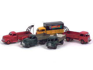 Lot 711 - DINKY TOYS (FRANCE) (5)