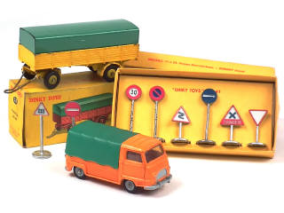 Lot 690 - DINKY TOYS (FRANCE) (3)