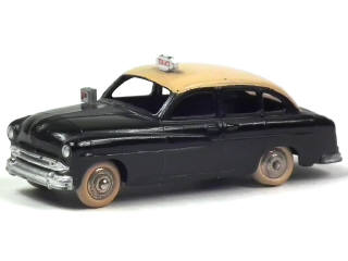 Lot 607 - DINKY TOYS (FRANCE) (1)