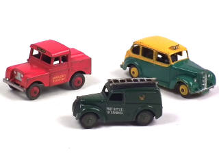 Lot 469 - DINKY TOYS (GB) (3)