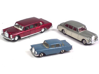 Lot 472 - DINKY TOYS (GB) (3)