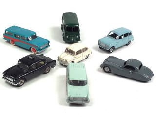 Lot 573 - DINKY TOYS (7)