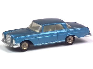Lot 618 - DINKY TOYS (FRANCE) (1)