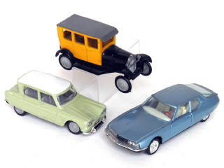 Lot 253 - DIVERS (3)