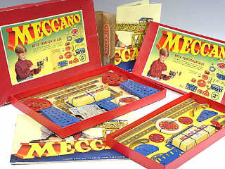 Lot 879 - MECCANO (2)