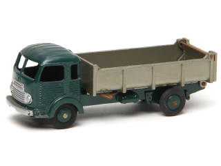 Lot 556 - DINKY TOYS (FRANCE) (1)