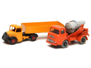 Lot 427 - DINKY TOYS (GB) (2)