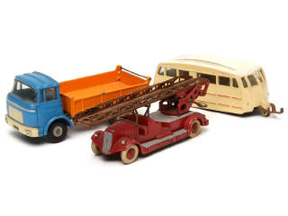 Lot 657 - DINKY TOYS (FRANCE) (3)
