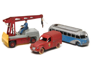 Lot 653 - DINKY TOYS (FRANCE) (3)