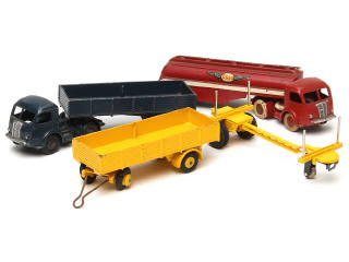 Lot 674 - DINKY TOYS (FRANCE) (4)