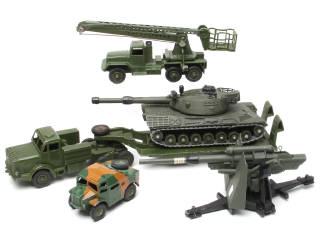 Lot 399 - DINKY TOYS (GB) (5)