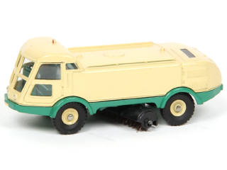 Lot 182 - DINKY TOYS (FRANCE) (1)