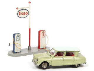 Lot 220 - DINKY TOYS (FRANCE) (2)