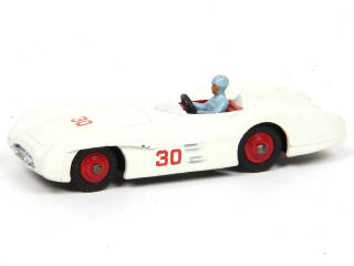 Lot 305 - DINKY TOYS (GB) (1)