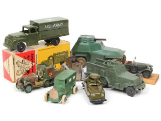 Lot 490 - DIVERS (8)