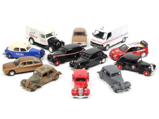 Lot 438 - DIVERS (12)