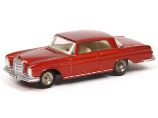 Lot 479 - DINKY TOYS (FRANCE) (1)