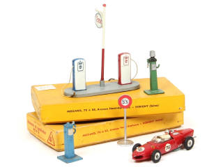 Lot 471 - DINKY TOYS (1)