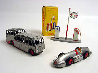 Lot 752 - DINKY TOYS (3)