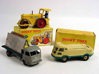 Lot 460 - DINKY TOYS FRANCE (3)