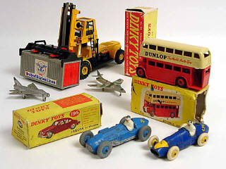Lot 744 - DINKY TOYS & DIVERS (8)