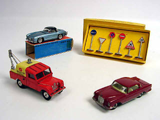 Lot 763 - DIVERS (4)