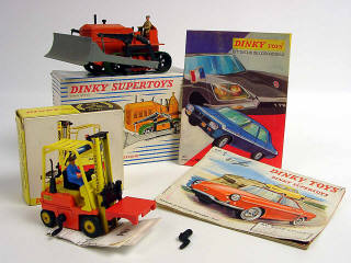 Lot 471 - DINKY TOYS (4)
