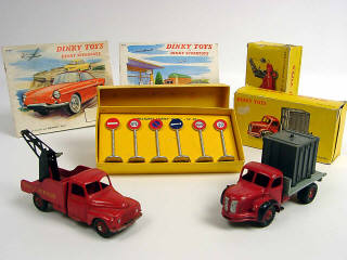 Lot 451 - DINKY TOYS (FRANCE) (5)
